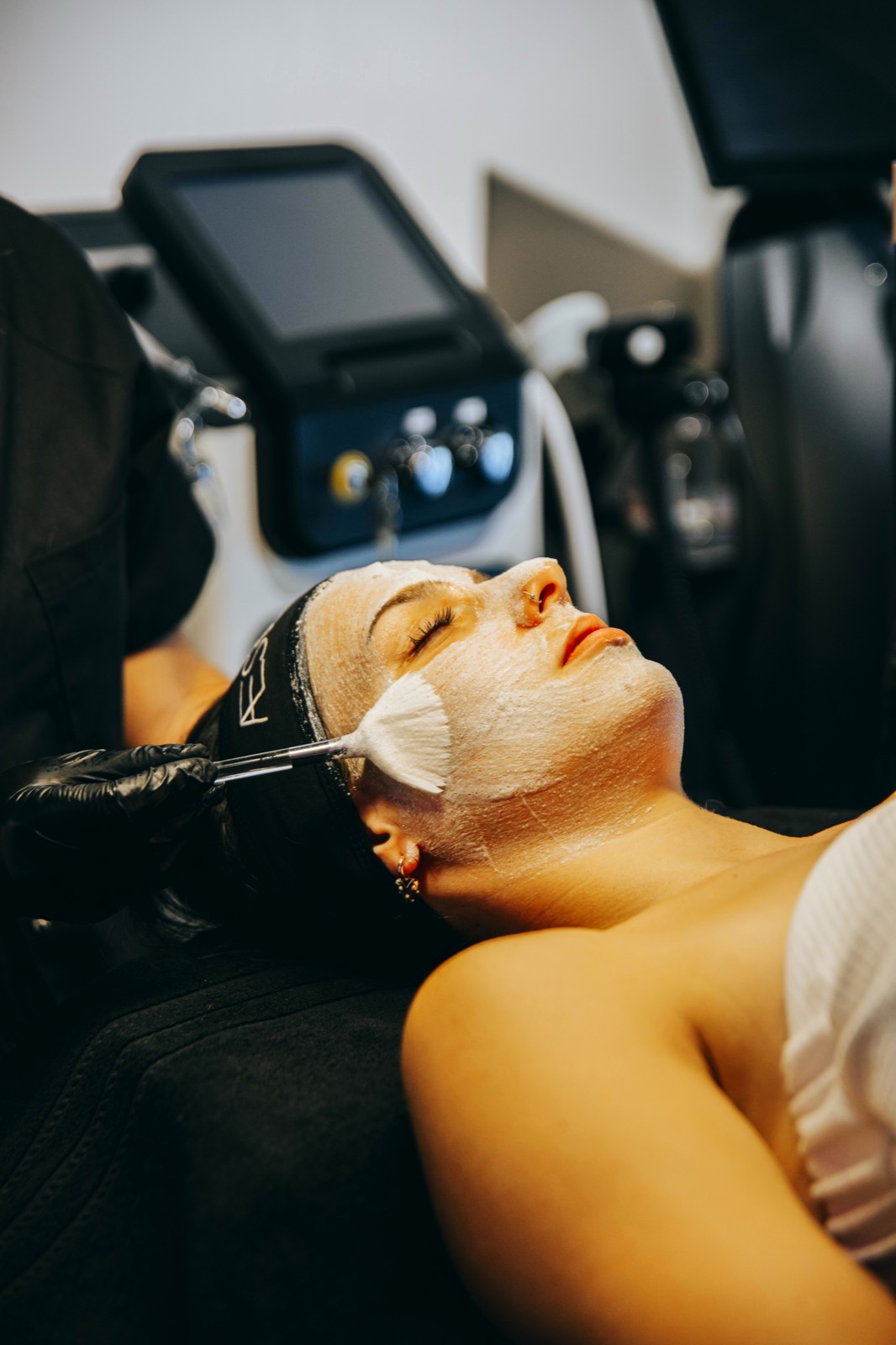 Soin du visage au masque, appareil de cabine en arrière-plan