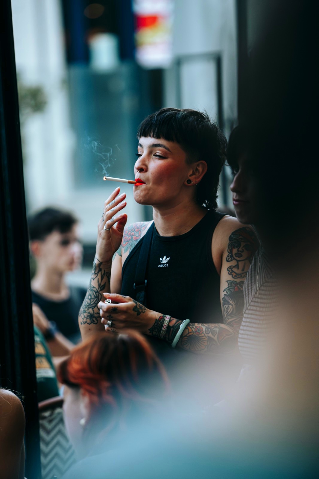 Cliente en terrasse dans l'ambiance du bar