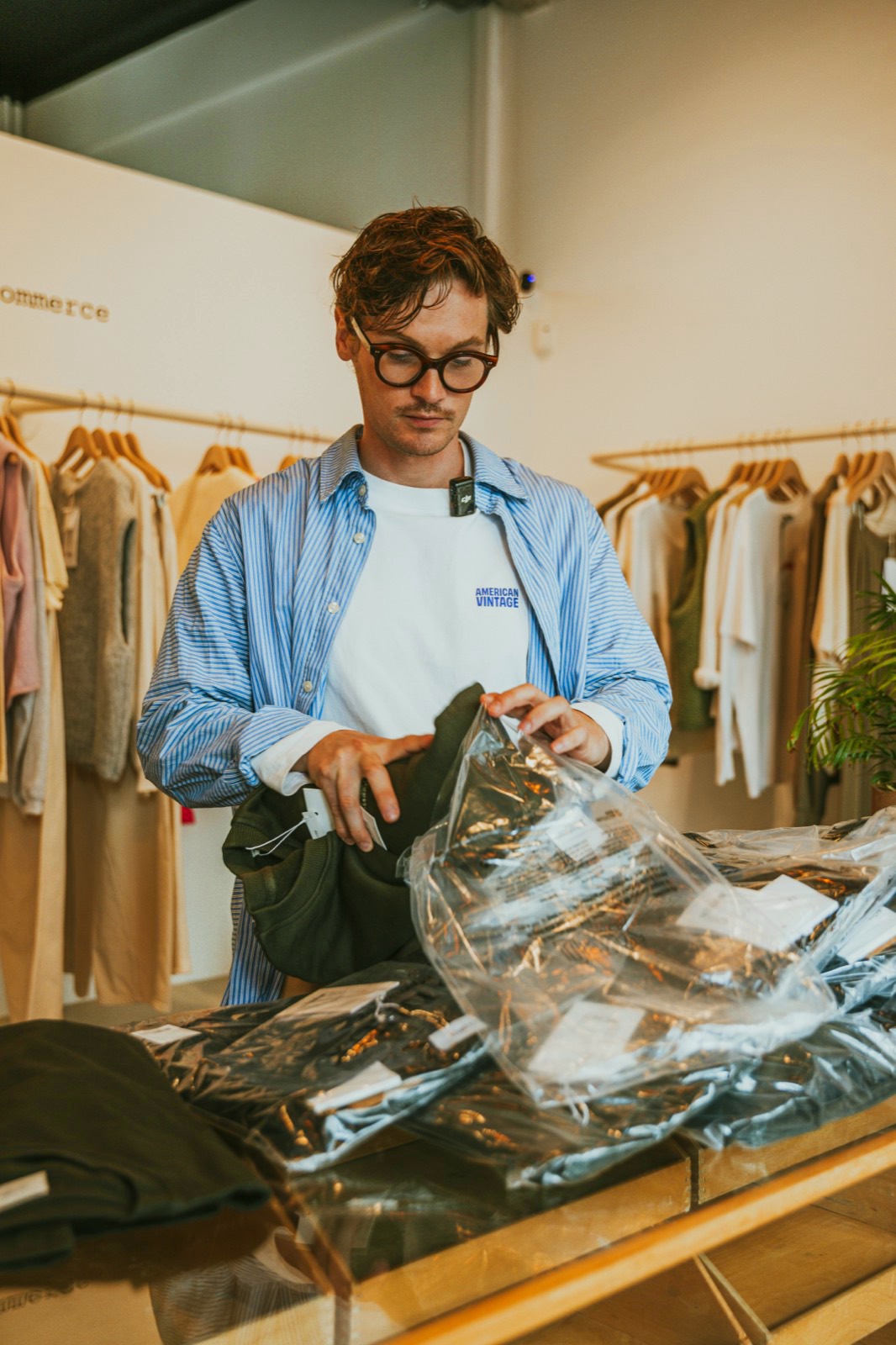 Vendeur préparant des vêtements dans une boutique de prêt-à-porter
