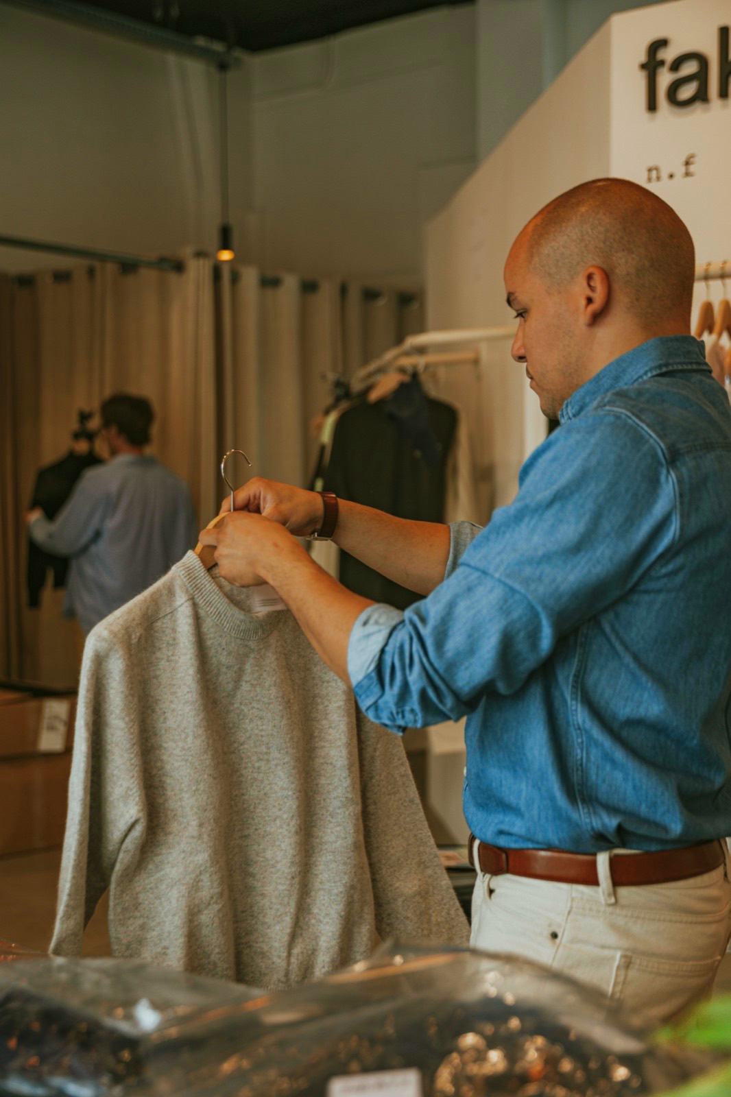Détail de vêtements suspendus dans la boutique Factorerie