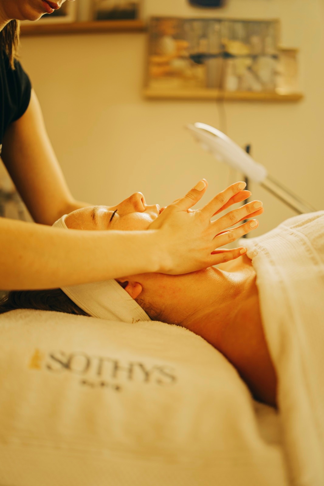 Massage du visage, serviette Sothys, ambiance dorée