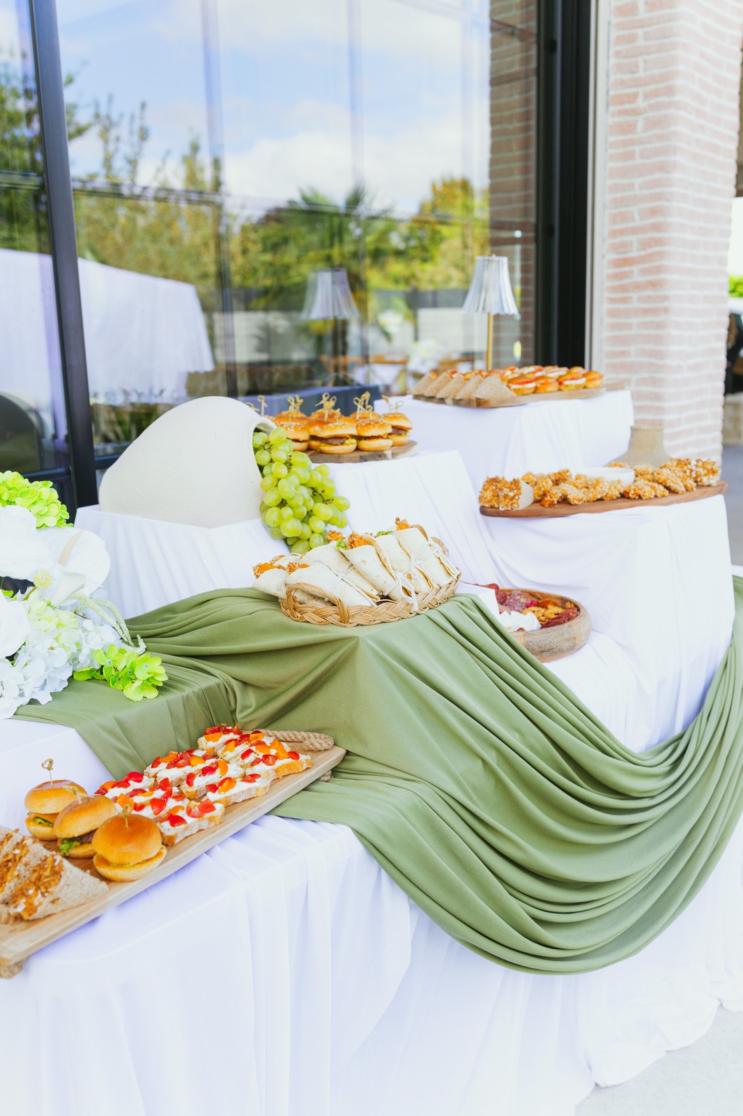 Buffet dressé : planches garnies et chemin de table vert