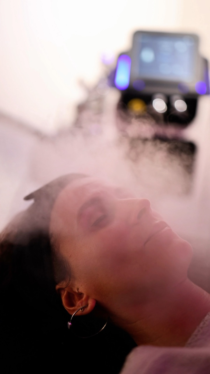 Soin du visage à la vapeur dans un institut de beauté