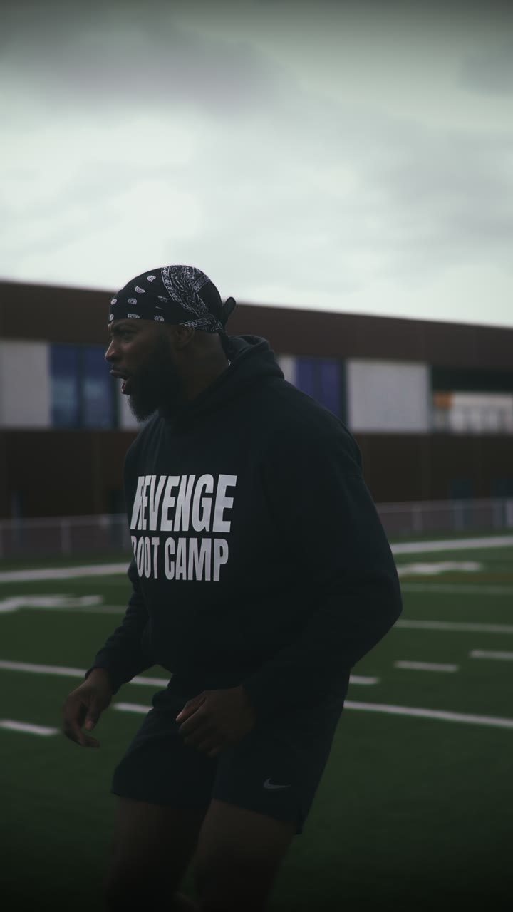 Coach du bootcamp On Air en sweat Revenge Boot Camp, sur le terrain