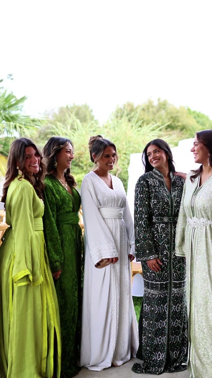 Invitées en tenues de cérémonie lors d'un mariage organisé par Zeyna Event